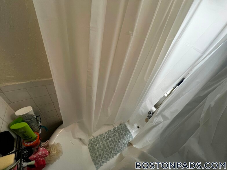 Building Photo - 518 Cambridge St