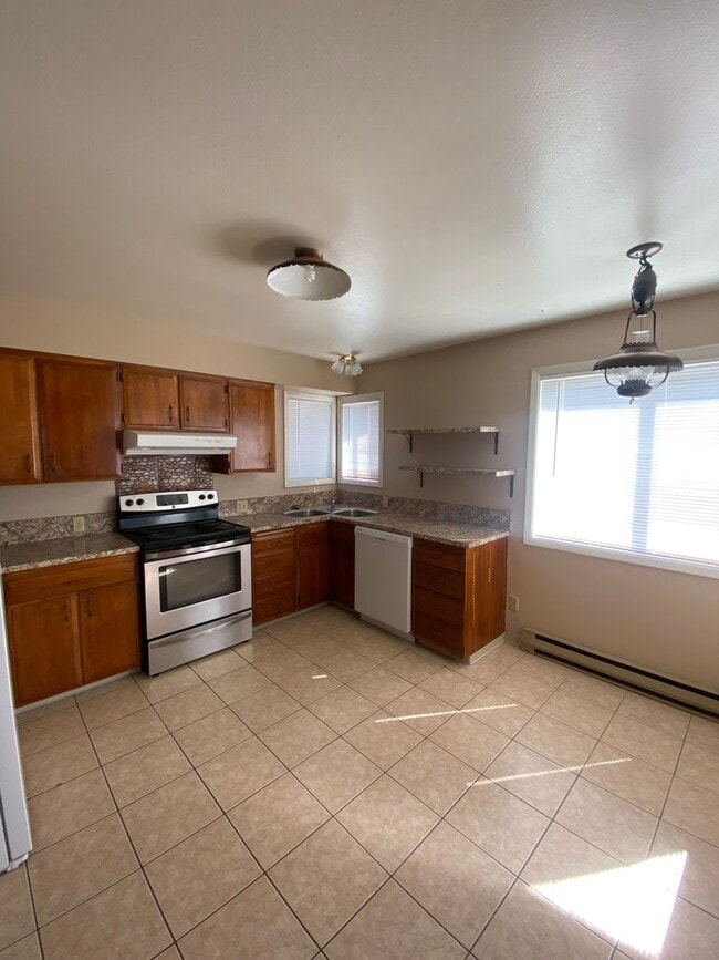 Building Photo - 2 Bed 1 Bath duplex with water, sewer and ...