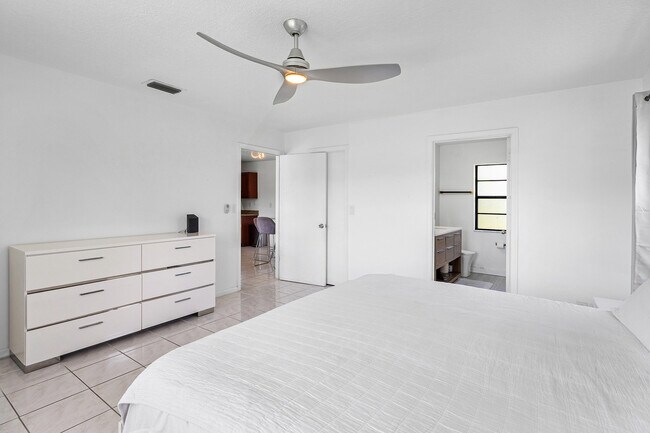 Building Photo - 3135 S Seacrest Blvd