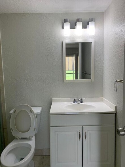 Building Photo - 707 Meadows Cir