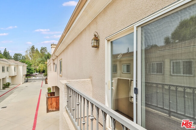 Building Photo - 7132 Farralone Ave