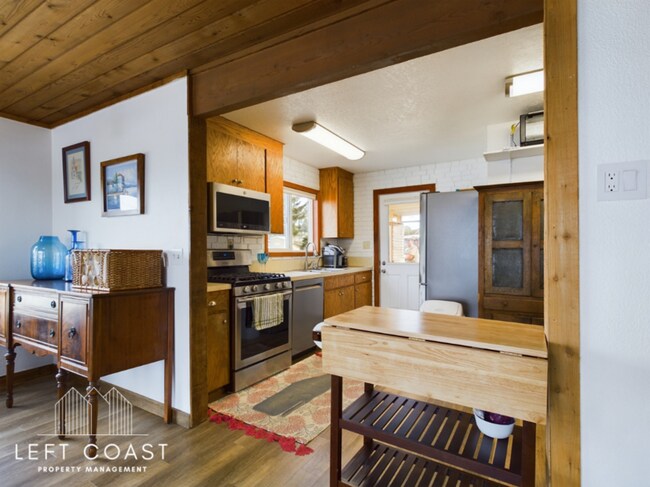 Building Photo - 1033 NW Inlet Ave