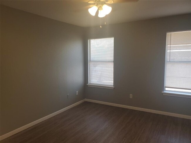 Building Photo - 2221 Creekside Ln