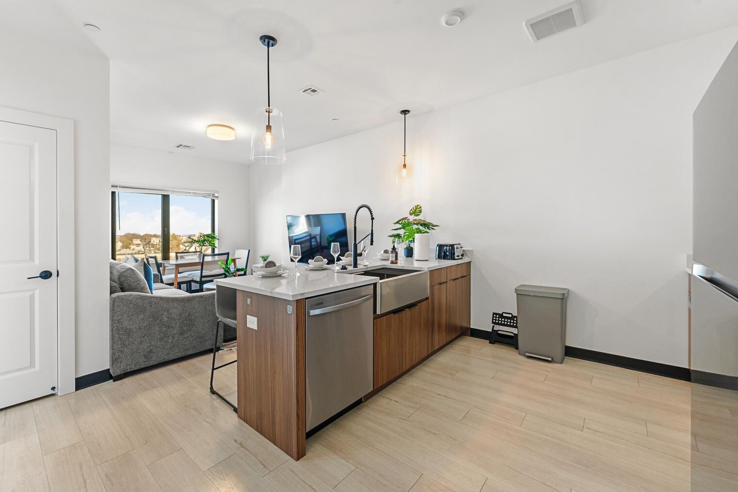 Building Photo - 600 Broadway-SI ID1240311P