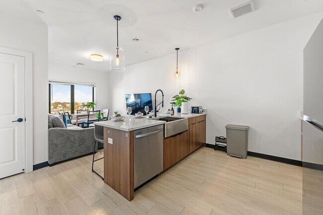 Building Photo - 600 Broadway-SI ID1240311P