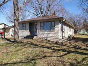 Building Photo - Immaculate 3 bedroom 2 bathroom 2 stall ga...