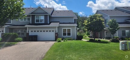 Building Photo - Beautiful 3 bedroom 3 bath End Unit Townhouse