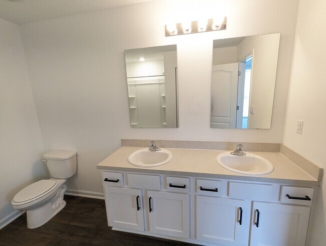 Building Photo - ENJOY this price on our 18mo LEASE!! ENTRA...