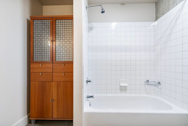 Building Photo - Old Town Lofts - South Facing Studio w/par...