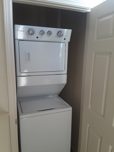 Building Photo - 1005 W 6th St