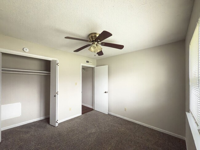 Building Photo - 2523-2523 E Morris Dr