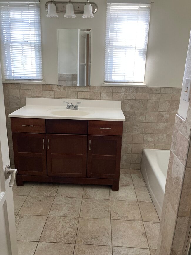 bathroom - 231 S Poinsettia Pl