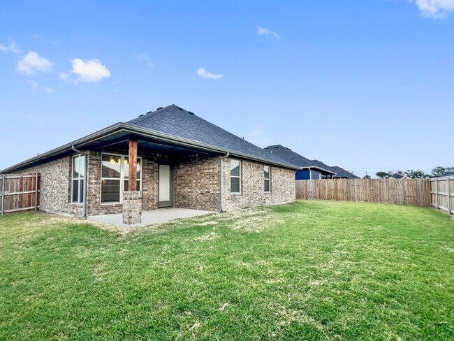 Building Photo - Cute open floor plan 3- bedroom, 2- bathro...