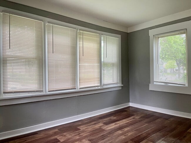 Building Photo - Darling 2 Bedroom 1 Bathroom Home in Minne...