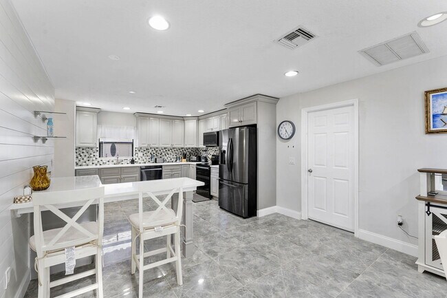 Building Photo - 8103 Covington Ct