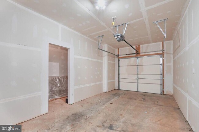 Building Photo - 412 Woodcrest Dr SE