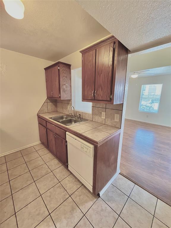 Building Photo - 1901 E Lindsey St