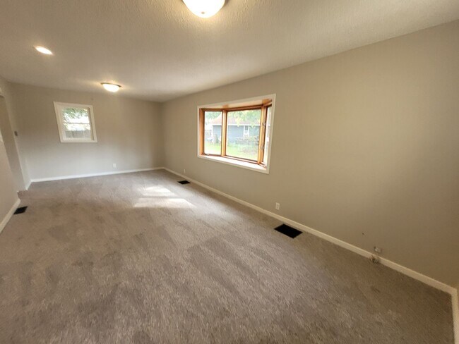 Building Photo - 1 Bedroom, 1 Bathroom Home near Iowa State Fairgrounds