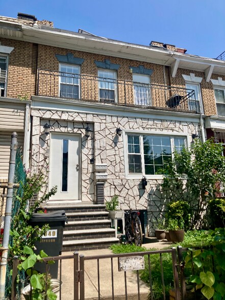 Primary Photo - 2049 Strauss St