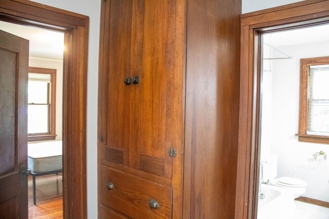 Building Photo - AVAILABLE FOR AUGUST 2026!  Large house near KRANNERT!