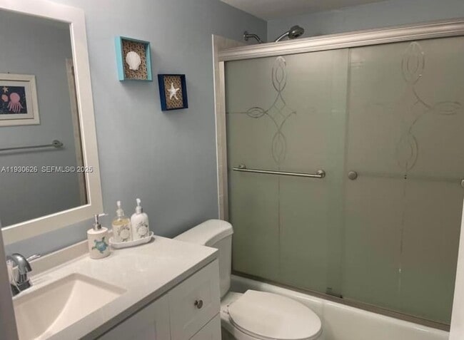 Building Photo - 220 SW 9th Ave