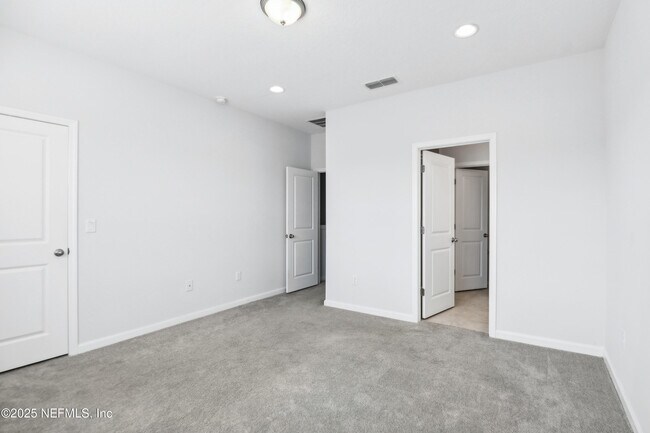 Building Photo - 260 Brandon Lks Dr