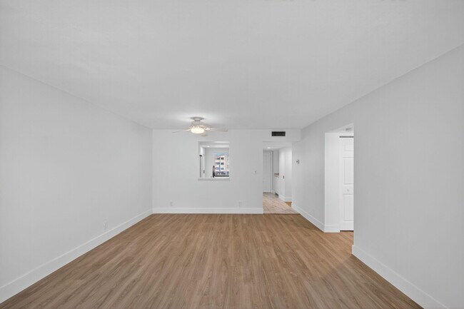 Building Photo - 14375 Strathmore Ln