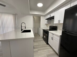 Building Photo - Townhome - newly remodeled kitchen - priva...
