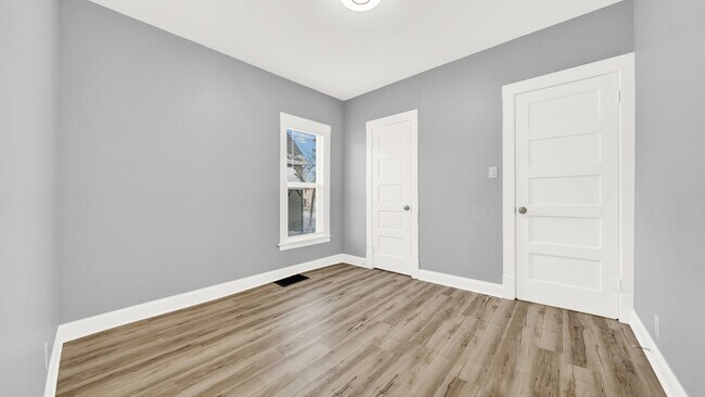 Building Photo - 319 N Hickory St