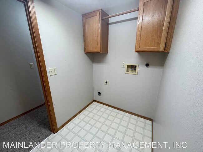 Building Photo - 3 br, 2.5 bath House - 2438 SOUTHSLOPE WAY