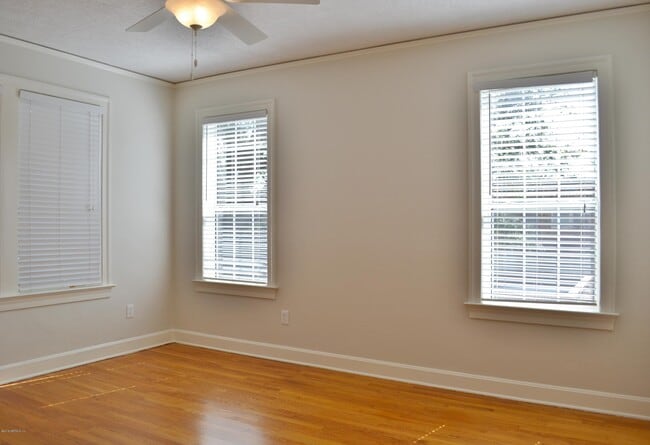 Building Photo - 2262 Myra St