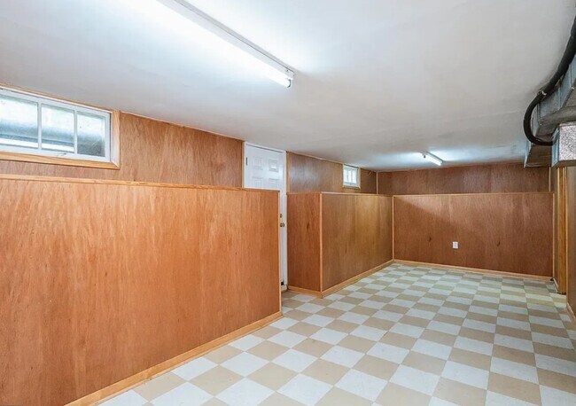 Building Photo - Spacious 4BR Family Home on Court Way | 1,875 Sq Ft | $2,593/mo
