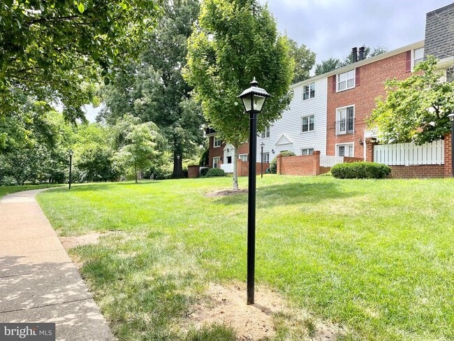 Building Photo - 2713 S Walter Reed Dr