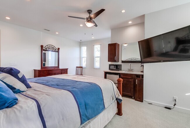 Building Photo - 28548 Meadow Glen Way W