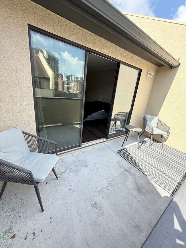 Building Photo - 1112 Bering Dr