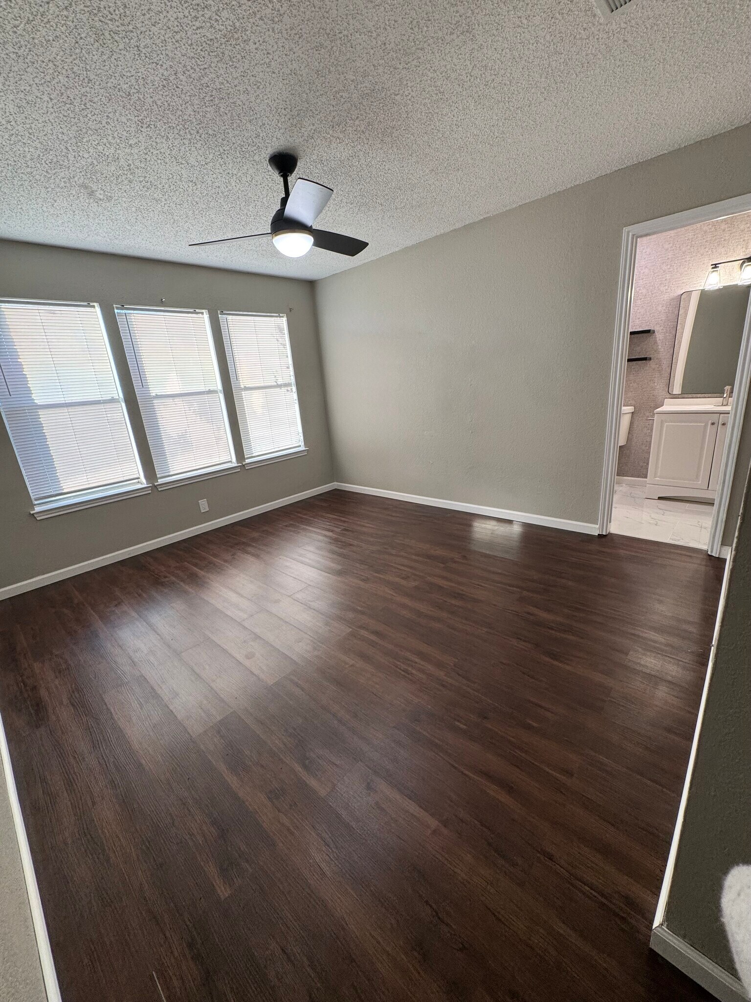 Building Photo - 6101 Parkwood Dr