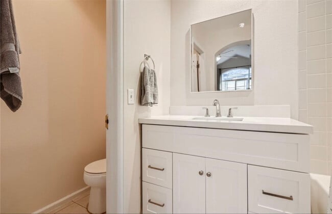 Building Photo - 1332 Carlyle Park Cir