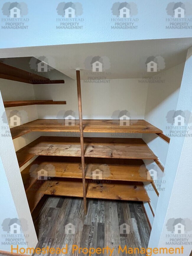 Building Photo - HARD TO FIND 4 BEDROOM!