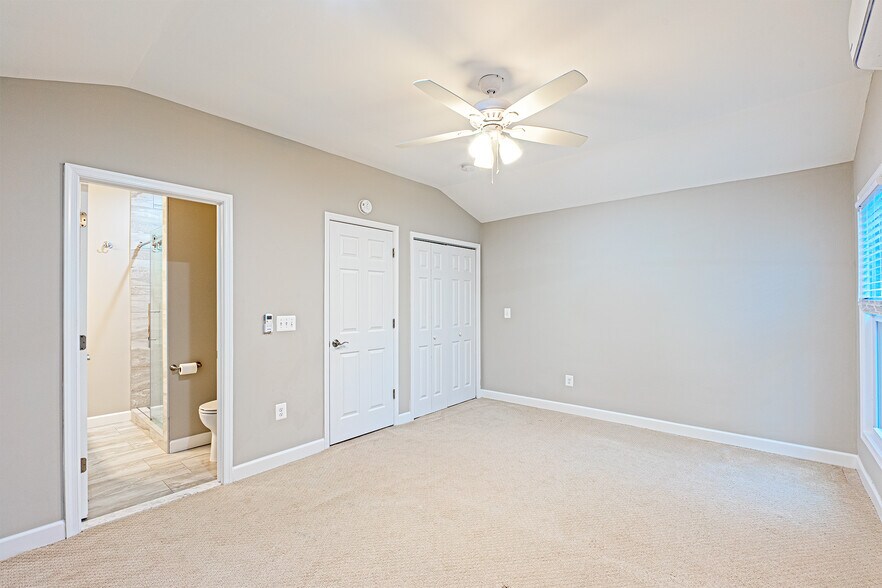 Building Photo - 9705 Locust Hill Dr