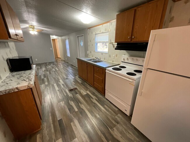 Building Photo - Singlewide in the country