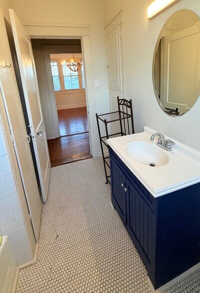 Bathroom Image #1 - 2037 Joseph St