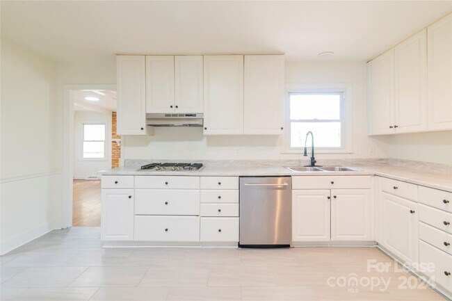 Building Photo - 5020 Coronado Dr