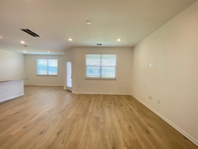 Building Photo - 100 Calla Ln
