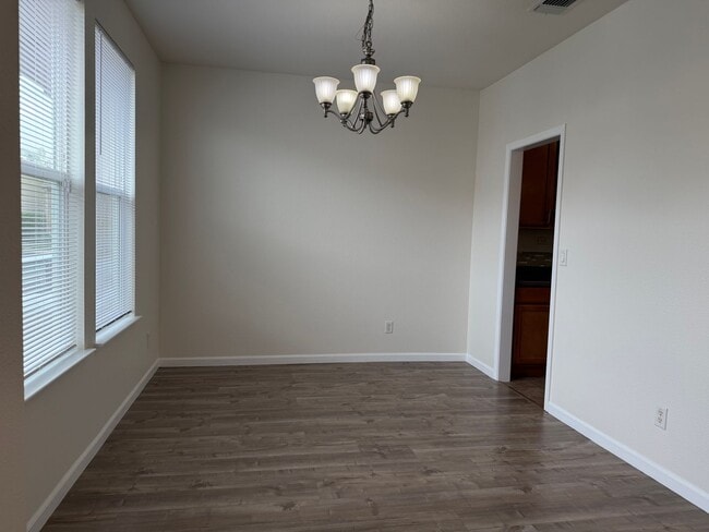 Building Photo - Gorgeous 4 bedroom 2 story home in Anatolia