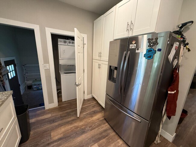 Building Photo - 618 W Pikes Peak Ave