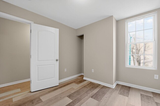 Building Photo - 2 bed 1.5 bath rowhome in Baltimore!