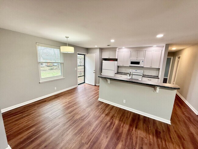 Building Photo - 3 Bedroom 1.5 Bath House w/Large Yard- Easy access to OHB and Nolensville Pk $2100