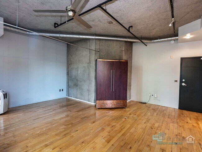 Building Photo - Beautiful Studio Condo in Portland!