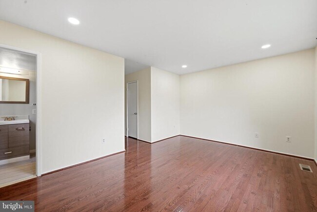 Building Photo - 8811 Burbank Rd