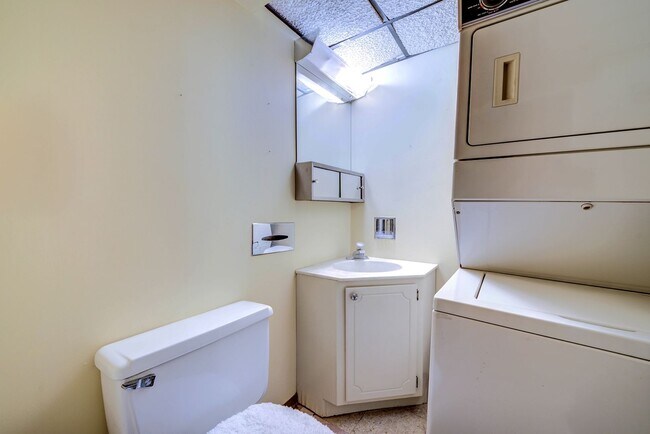 Building Photo - Live the Lake Lifestyle! 3-bedroom, 1.5-bath Condo